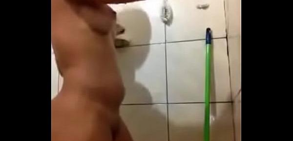  Hermosa brasilera bailando sexy en la ducha